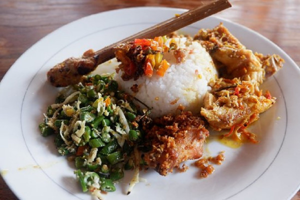 10 Makanan Khas Bali Halal, Nomor 4 Disajikan Pakai Pincuk