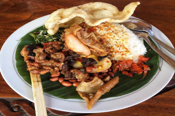 10 Makanan Khas Bali Halal, Nomor 4 Disajikan Pakai Pincuk