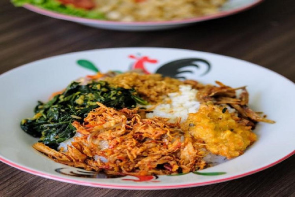 10 Makanan Khas Bali Halal, Nomor 4 Disajikan Pakai Pincuk