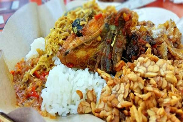 10 Makanan Khas Bali Halal, Nomor 4 Disajikan Pakai Pincuk