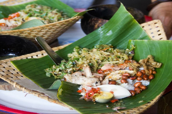 10 Makanan Khas Bali Halal, Nomor 4 Disajikan Pakai Pincuk