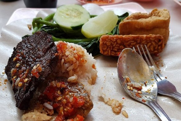 10 Makanan Khas Bali Halal, Nomor 4 Disajikan Pakai Pincuk