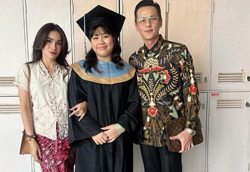5 Artis Pria Ini Hadir di Wisuda Anak Gadisnya, Ada yang Ketemu Mantan Guru