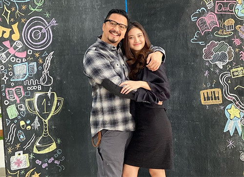 5 Artis Pria Ini Hadir di Wisuda Anak Gadisnya, Ada yang Ketemu Mantan Guru