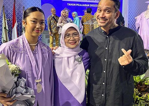 5 Artis Pria Ini Hadir di Wisuda Anak Gadisnya, Ada yang Ketemu Mantan Guru