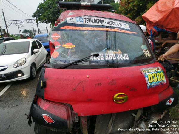 Penampakan Angkot Ringsek Ditabrak KRL di Citayam Gara-gara Sopir Nekat Melintas