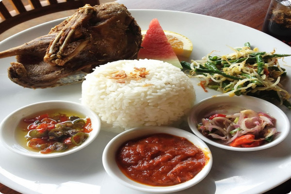 10 Makanan Khas Bali Halal, Nomor 4 Disajikan Pakai Pincuk