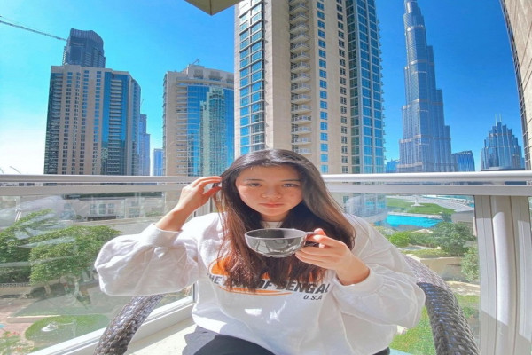 9 Asisten Artis Indonesia Berwajah Rupawan, Siap Saingi Popularitas si Bos?