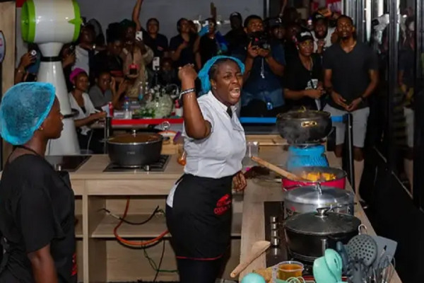 Perempuan Nigeria Pecahkan Rekor Memasak Selama 4 Hari