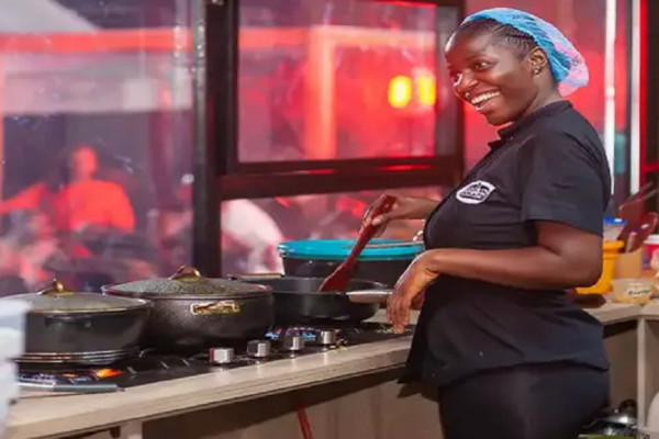 Perempuan Nigeria Pecahkan Rekor Memasak Selama 4 Hari