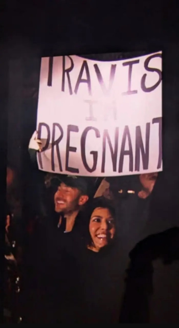 Kourtney Kardashian Umumkan Hamil Anak Travis Barker di Konser BLINK-182