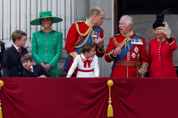 6 Keunikan Tradisi Upacara Trooping of the Color di Kerajaan Inggris