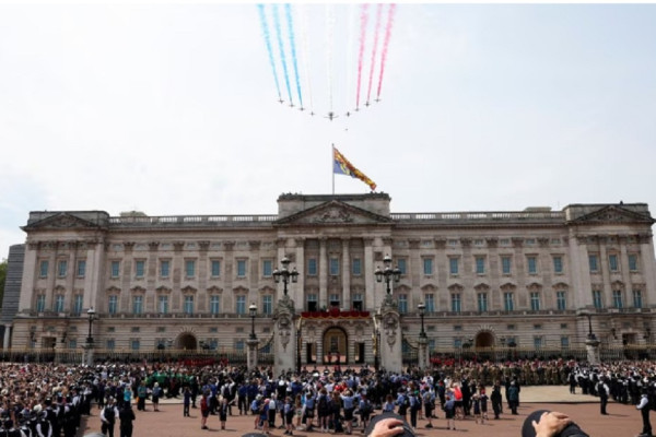 6 Keunikan Tradisi Upacara Trooping of the Color di Kerajaan Inggris