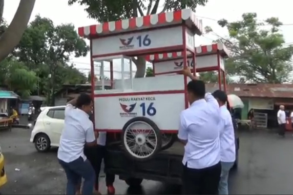 Penuh Haru, 2 Pedagang di Bitung Tak Menyangka Terima Gerobak Perindo