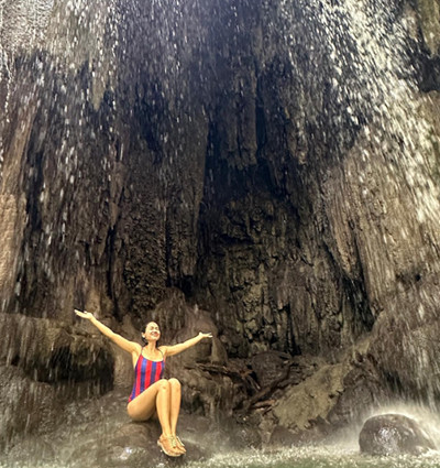 3 Potret Pevita Pearce Basah-basahan di Air Terjun Mata Jitu Pulau Moyo NTB