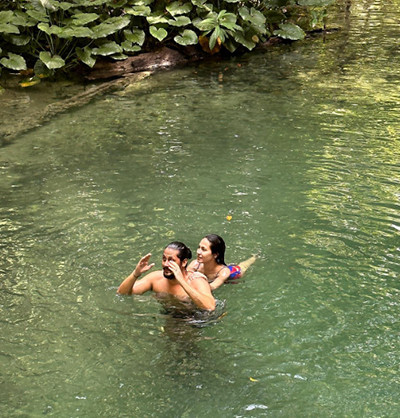 3 Potret Pevita Pearce Basah-basahan di Air Terjun Mata Jitu Pulau Moyo NTB