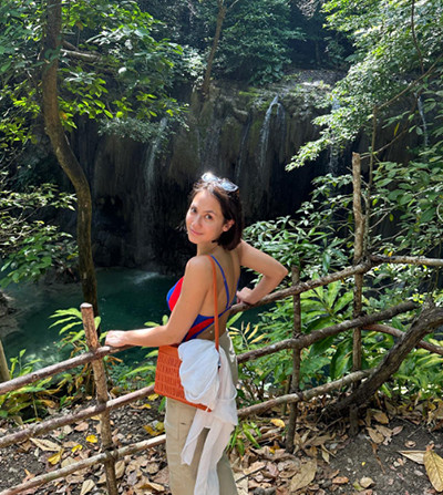 3 Potret Pevita Pearce Basah-basahan di Air Terjun Mata Jitu Pulau Moyo NTB