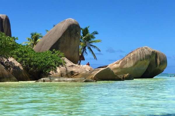 10 Pantai Terunik di Dunia, di Indonesia Ada Lho yang Pasirnya Berwarna Pink