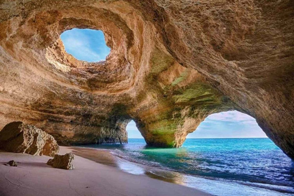 10 Pantai Terunik di Dunia, di Indonesia Ada Lho yang Pasirnya Berwarna Pink