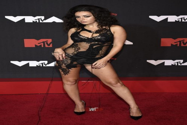 10 Outfit Terburuk Artis, Ada yang Mirip Sikat Kamar Mandi