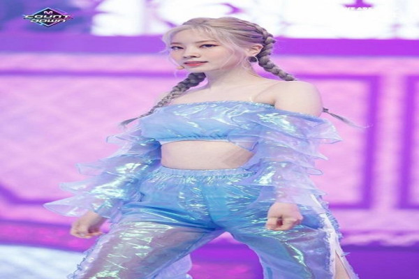 10 Outfit Terburuk Artis, Ada yang Mirip Sikat Kamar Mandi