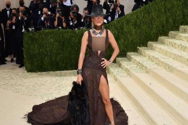 10 Outfit Terburuk Artis, Ada yang Mirip Sikat Kamar Mandi