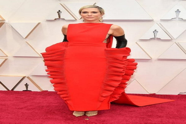 10 Outfit Terburuk Artis, Ada yang Mirip Sikat Kamar Mandi
