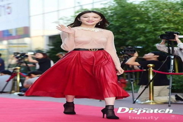 10 Outfit Terburuk Artis, Ada yang Mirip Sikat Kamar Mandi