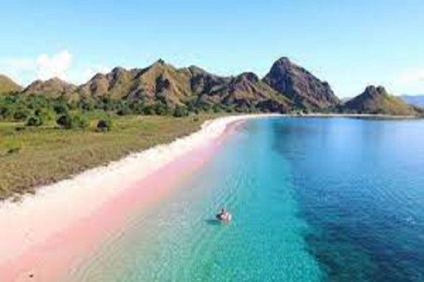 10 Pantai Terunik di Dunia, di Indonesia Ada Lho yang Pasirnya Berwarna Pink