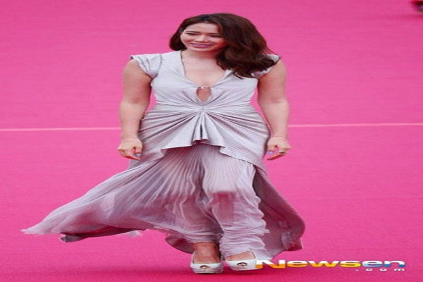 10 Outfit Terburuk Artis, Ada yang Mirip Sikat Kamar Mandi