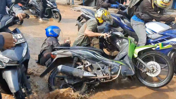 Penampakan Kali Kramat Jati Meluap, Banyak Pengendara Motor Terjatuh