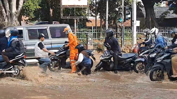 Penampakan Kali Kramat Jati Meluap, Banyak Pengendara Motor Terjatuh
