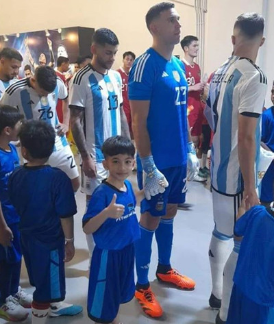 Jan Ethes Digandeng Kiper Emiliano Martinez, Netizen: Rahasia Kemenangan Argentina