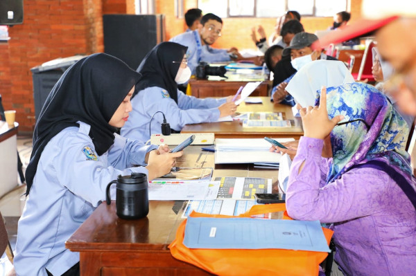 Tinjau Posko Pelayanan PPDB SMA dan SMK Negeri di UPT TIKP Jatim, Gubernur Khofifah Pastikan Aduan Masyarakat Terselesaikan Tuntas