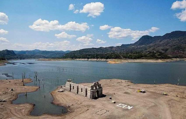 Bangunan Gereja Kuno Muncul dari Waduk yang Mengering
