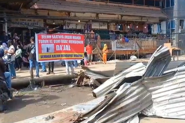 Viral! Ratusan PKL Menangis Histeris saat Lapaknya Dibongkar Satpol PP