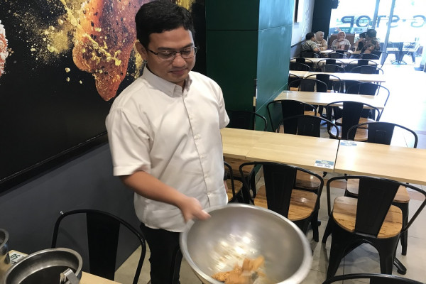 Mengenal Teknik Tossing, Rahasia Dibalik Gurih dan Meresapnya Bumbu pada Ayam Goreng