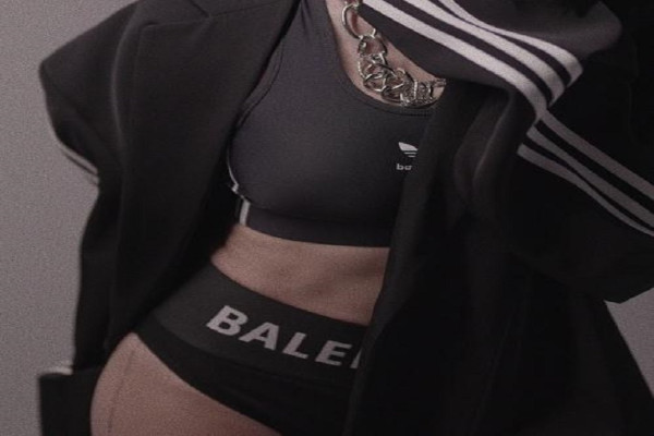Mahal! Gaya Agnez Mo Tampil Berani Pakai Celana Dalam Rp3,7 Jutaan