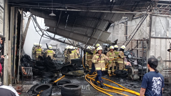 Bocah Bermain Korek Api, Bengkel Terbakar di Jatinegara hingga Merugi Rp800 Juta