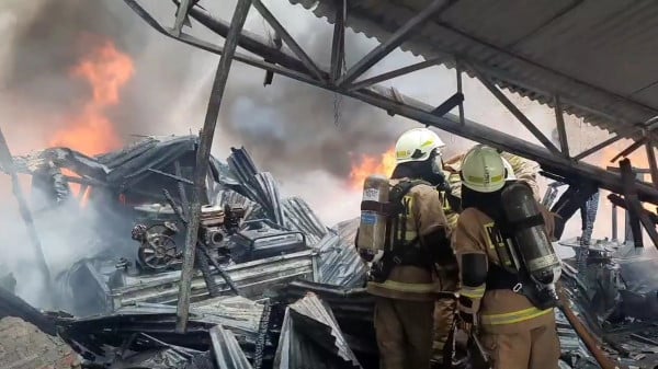 Bocah Bermain Korek Api, Bengkel Terbakar di Jatinegara hingga Merugi Rp800 Juta