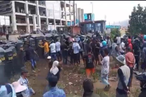 Mencekam! Bentrokan Pecah di Konawe, Warga Protes Debu Batu Bara Dibalas Tembakan Gas Air Mata