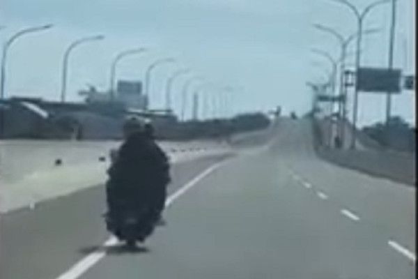 Viral! Emak-emak Terekam Naik Motor Melaju di Jalan Tol Layang Makassar