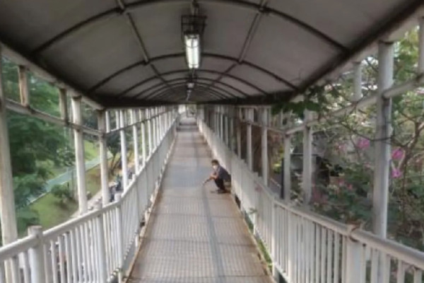 Viral Seorang Pria BAB di JPO Semanggi, Transjakarta: Sudah Dibersihkan