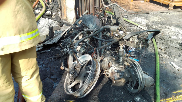 Kebakaran Bengkel Motor Bubarkan Pesta Pernikahan di Cakung