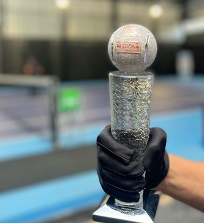 Raffi Ahmad Semringah Pamerkan Piala Lagi-Lagi Tenis Bertabur 5.000 Berlian Senilai Rp2 Miliar