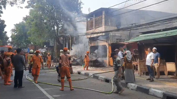 Kebakaran Bengkel Motor Bubarkan Pesta Pernikahan di Cakung
