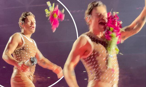 Sadis! Wajah Harry Styles Dilempar Buket Bunga saat Konser di Inggris