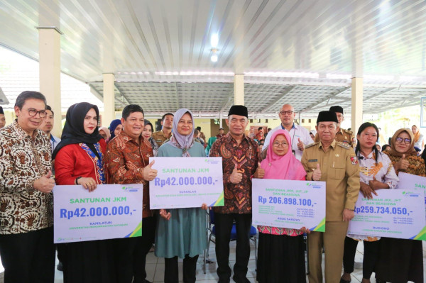 Menko PMK Muhadjir Effendy Berikan Santunan BPJS Ketenagakerjaan di Lampung Utara