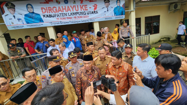 Menko PMK Muhadjir Effendy Berikan Santunan BPJS Ketenagakerjaan di Lampung Utara