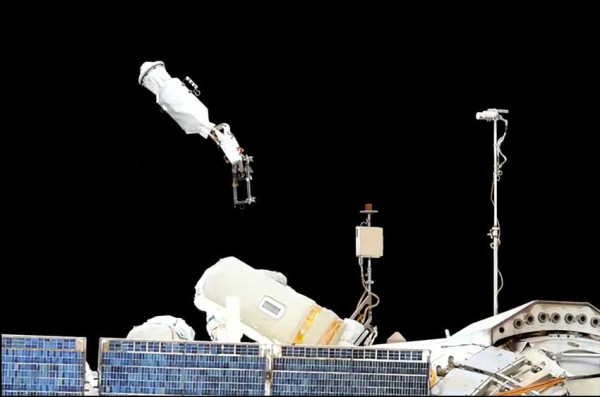 Kosmonot Rusia Buang Peralatan Tua di ISS ke Luar Angkasa